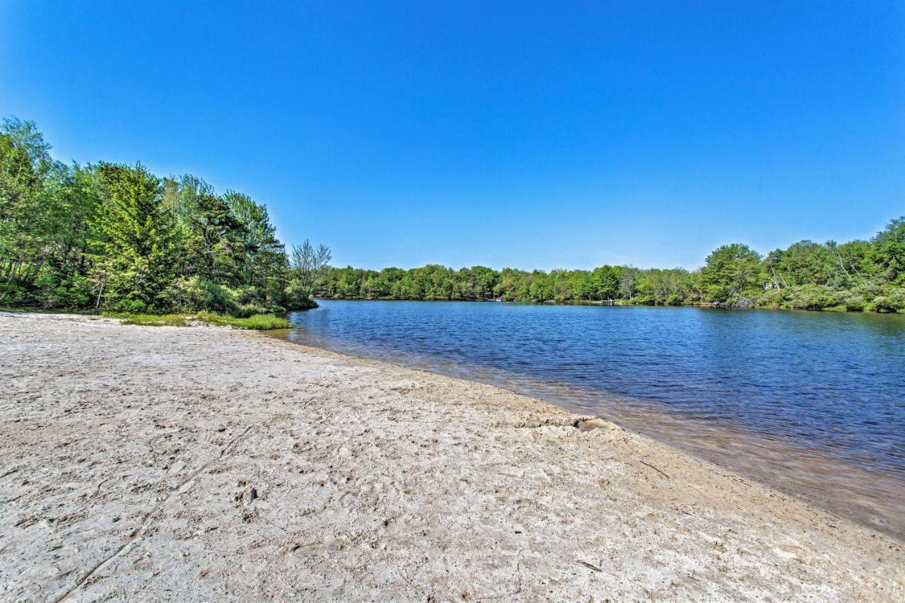 Peaceful Poconos Home With Lake And Pool Access! Long Pond Luaran gambar